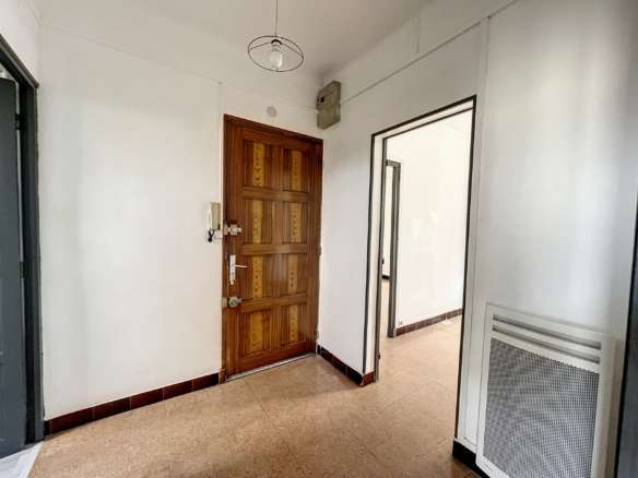 Entrée de l'appartement T2 à louer au premier étage