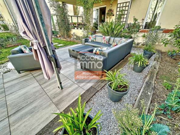 vue du fond du Jardinde l'appartement avec sa terrasse couverte