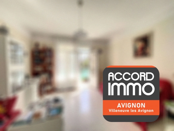 Salon avec canapé dans le séjour donnant directement sur le balcon