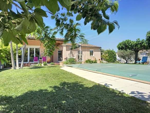 Vue extérieure d'une maison de plain-pied et piscine en vente Villeneuve les Avignon