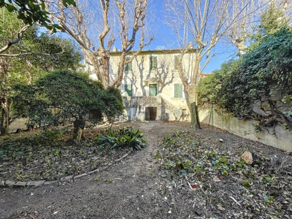 Maison en pierres de caractère vue du fond du jardin