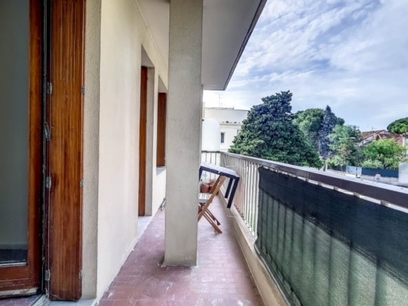 Balcon avec vue sur boulevard jules ferry