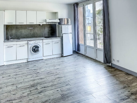 Salon et cuisine aménagéeau premier étage