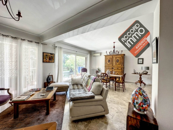 Salon de l'appartement avec accès balcon