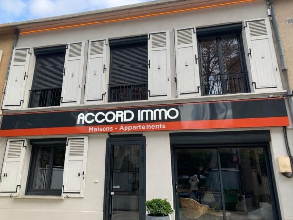 Façade de l'agence immobilière ACCORD IMMO à Villeneuve-lès-Avignon