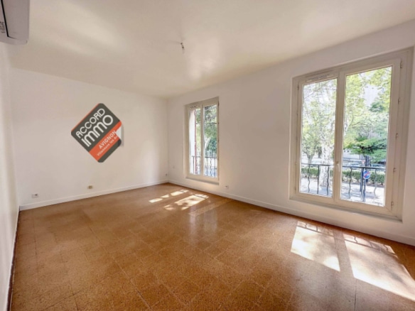 salon exposé sud avec porte-fenetre