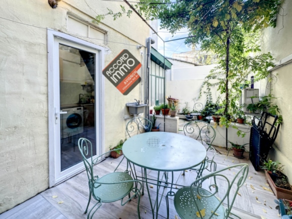 terrasse de cour privée de cette maison en vente dans le quartier Gambetta d'Avignon