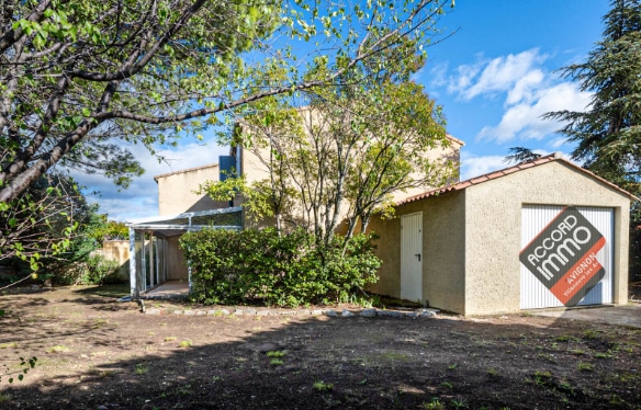 vue du portail d'entrée de la maison