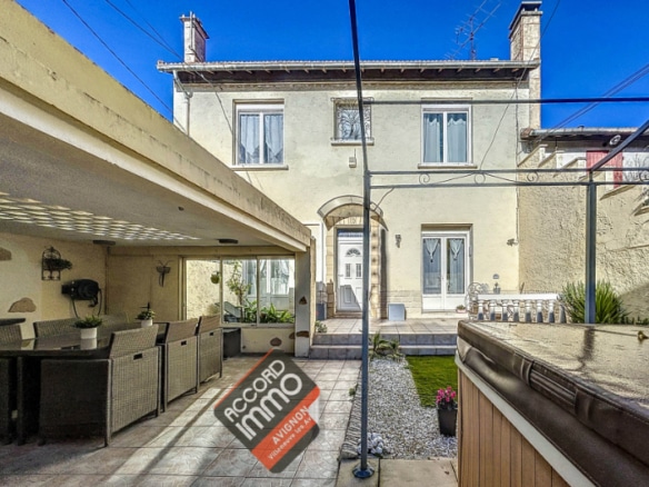 vue du portail d'entrée de la maison en vente par l'agence immobilière Avignon ACCORD IMMO