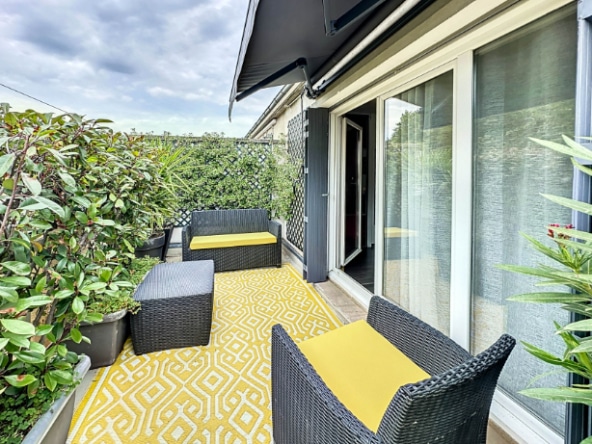 Salon de jardin sur la terrasse.