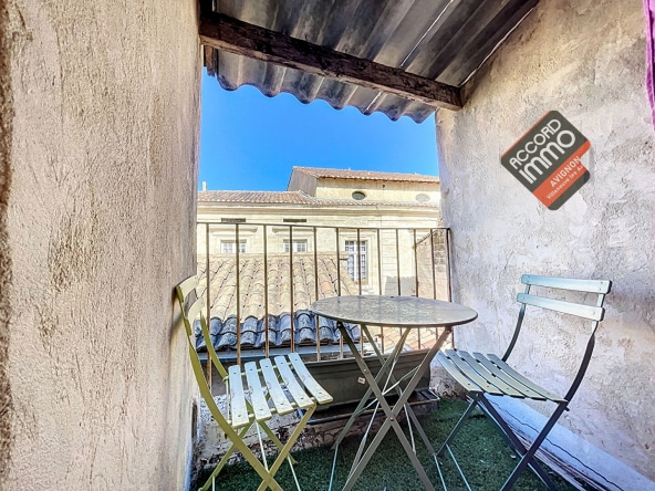Terrasse avec table et 2 chaises.