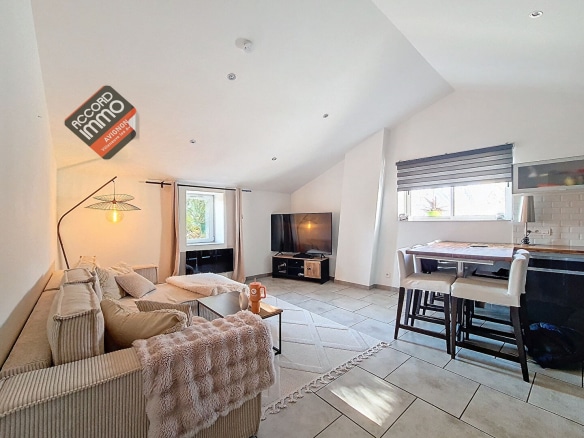 Salon lumineux d’un appartement T3 à vendre à Morières-lès-Avignon. Espace de vie moderne avec canapé d’angle, grande fenêtre et coin repas. Idéal pour un achat immobilier.