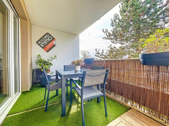 Jolie terrasse avec vue dégagée dans un appartement T3 à vendre au Pontet