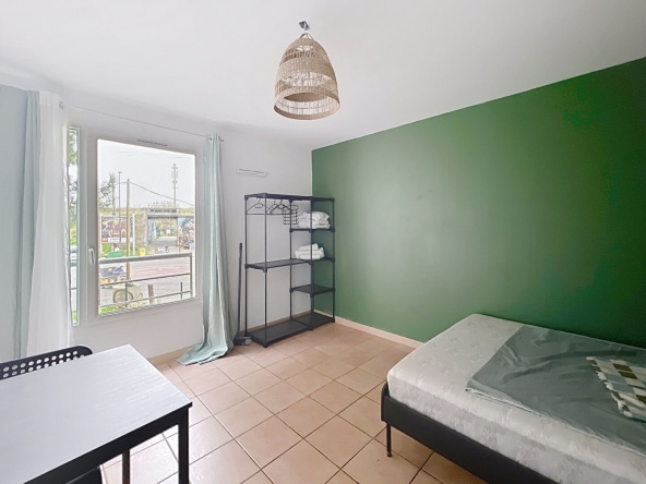 Chambre du studio à vendre à Avignon, quartier Préfecture, avec grande fenêtre et ascenseur