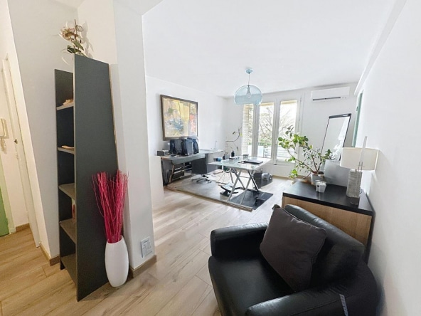 Salon lumineux avec espace bureau dans un appartement T3 à vendre à Avignon, quartier Rotondes avec balcon