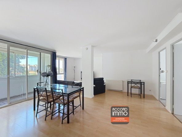 Vue dégagée sur le séjour lumineux avec baies vitrées dans un T4 en vente à Avignon Trillade avec ascenseur