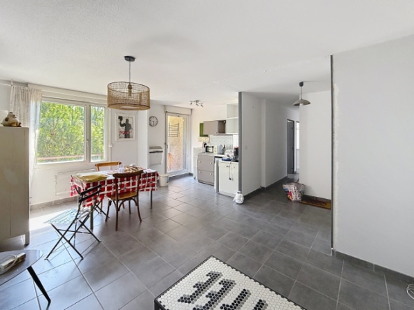 Séjour contemporain avec grande fenêtre et accès balcon, T3 à vendre quartier Saint-Ruf Avignon