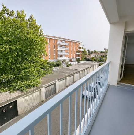 Balcon donnant sur la rue et les espaces verts, situé au deuxième étage d’un appartement T4 à Avignon extramuros
