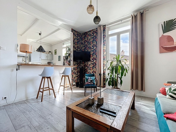 Vue du salon et de la cuisine ouverte d’un appartement à vendre à Avignon quartier Préfecture
