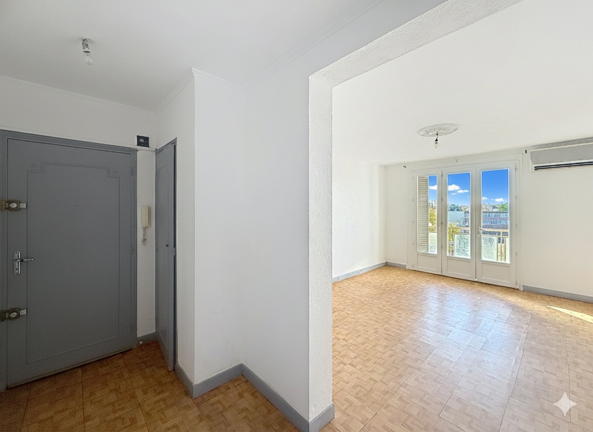 Vue de l'entrée menant au séjour spacieux de l'appartement T3 à Avignon. Le sol est en parquet et la pièce principale est très lumineuse