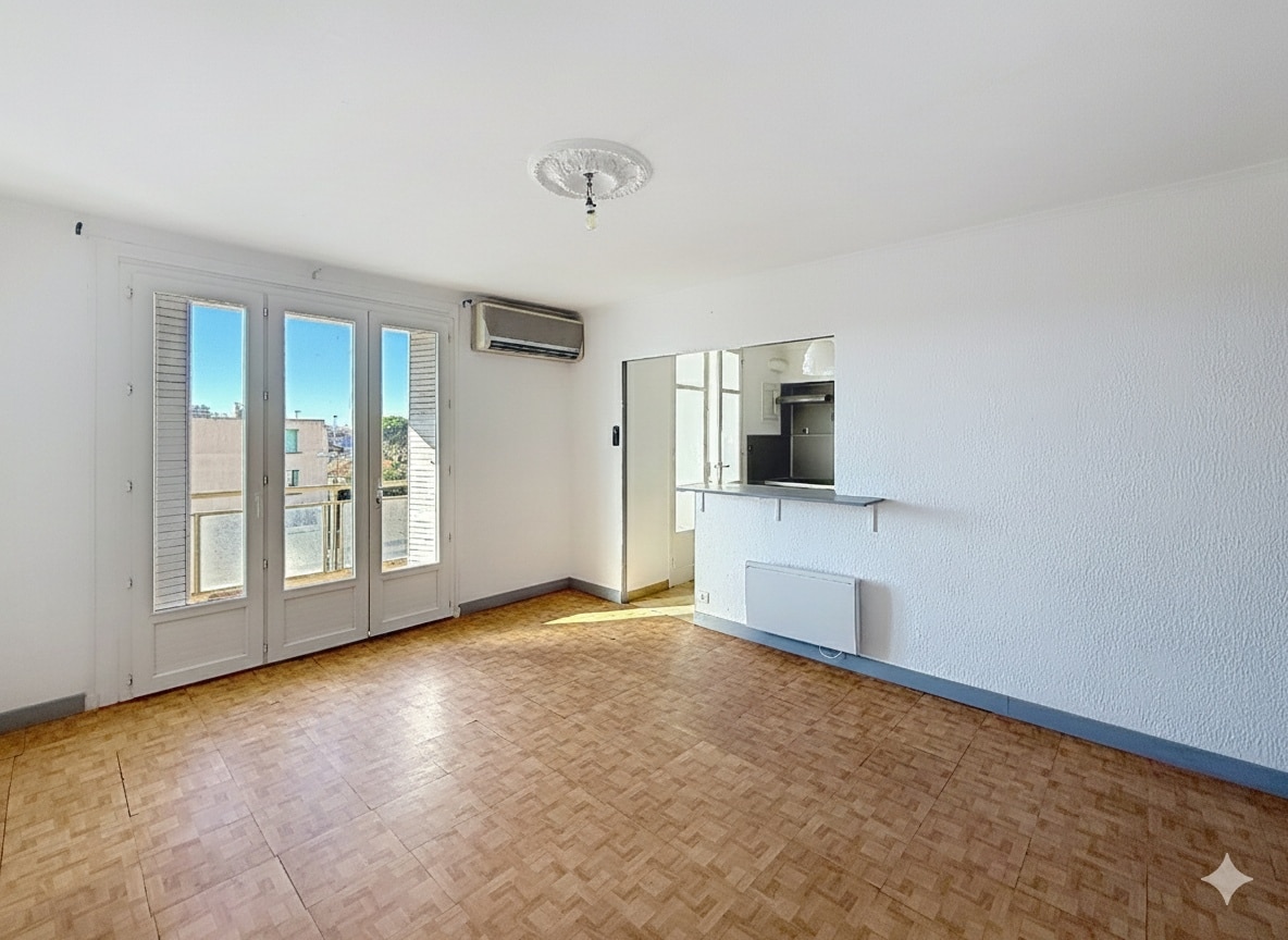 Vue d'ensemble du séjour avec aperçu de la cuisine de l'appartement T3 à Avignon. Le sol est en parquet et les pièces sont baignées de lumière naturelle.