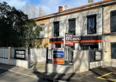 photo_facade-avenue_pierre_semard_avignon_avec_ drapeau_publicitaire photo de la facade de l'agence immobilière ACCORD IMMO vue de l'avenue pierre semard à avignon avecle drapeaupublicitaire