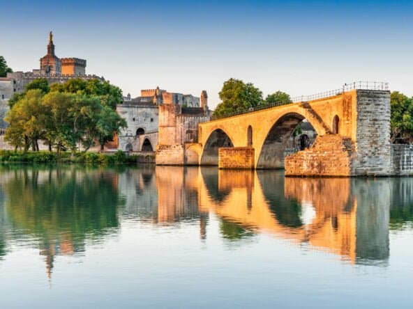 couché de soleil sur le pont saint benezet d'avignon en provence departement du vaucluse en france