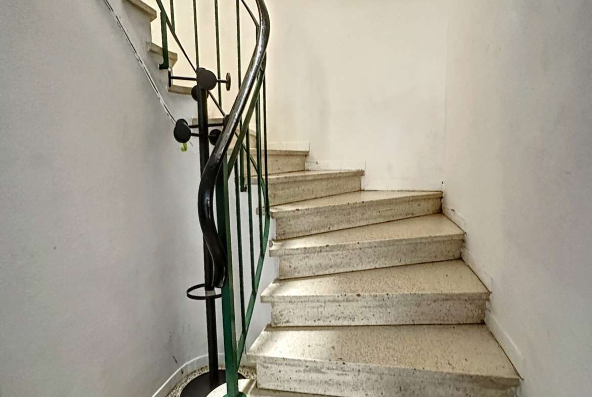escalier de l'entrée avec son escalier pour la location