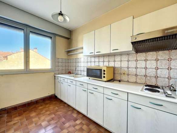 Cuisine aménagée du T2 à la vente au cinquième étage