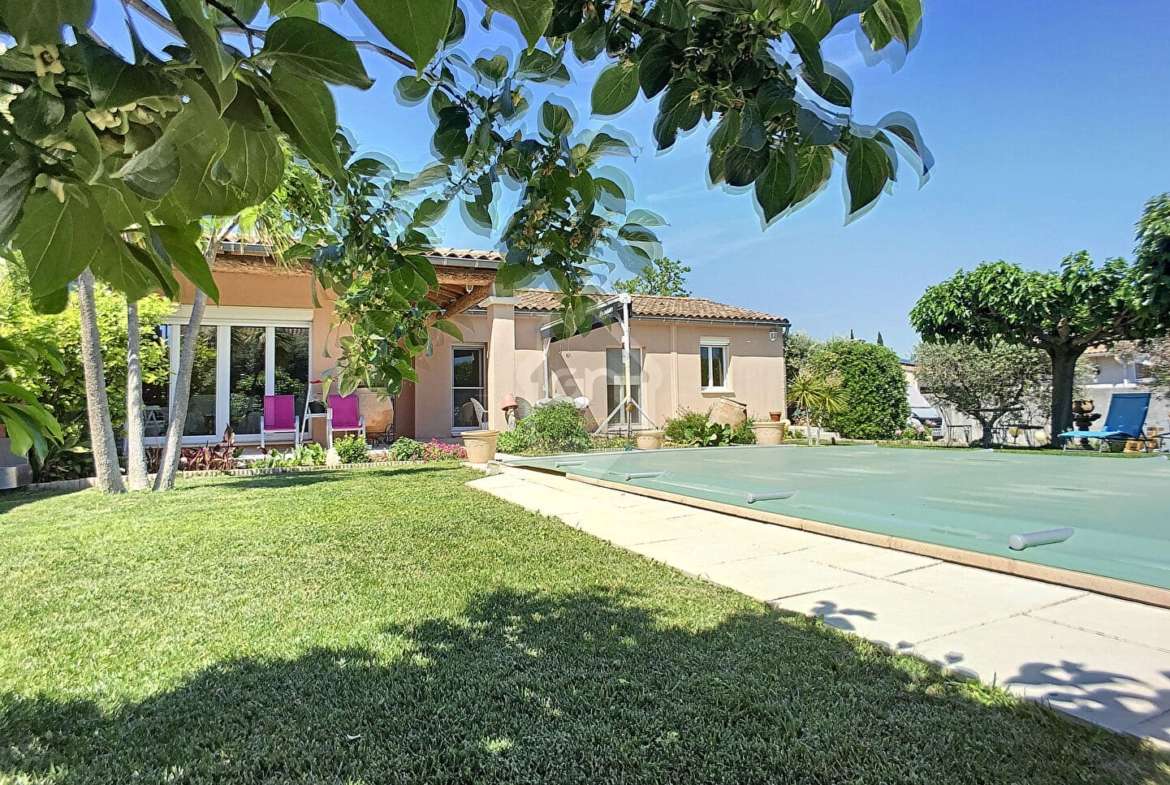 Vue extérieure d'une maison de plain-pied et piscine en vente Villeneuve les Avignon