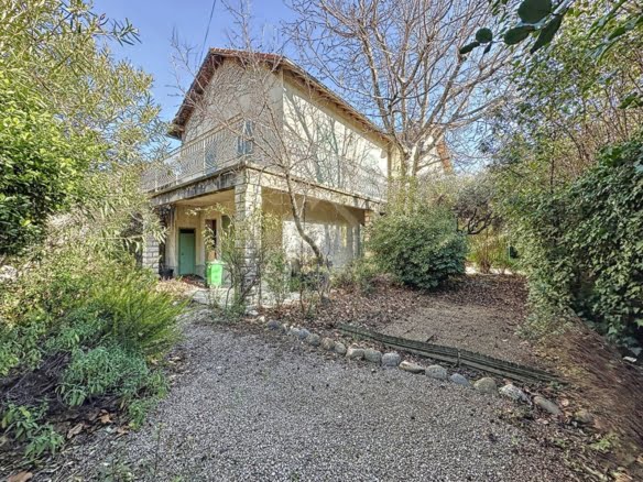 Maison de caractère vue depuis le portillon d'entrée