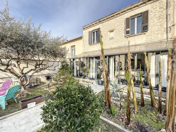 Façade de la maison en pierre avec le jardin en vente