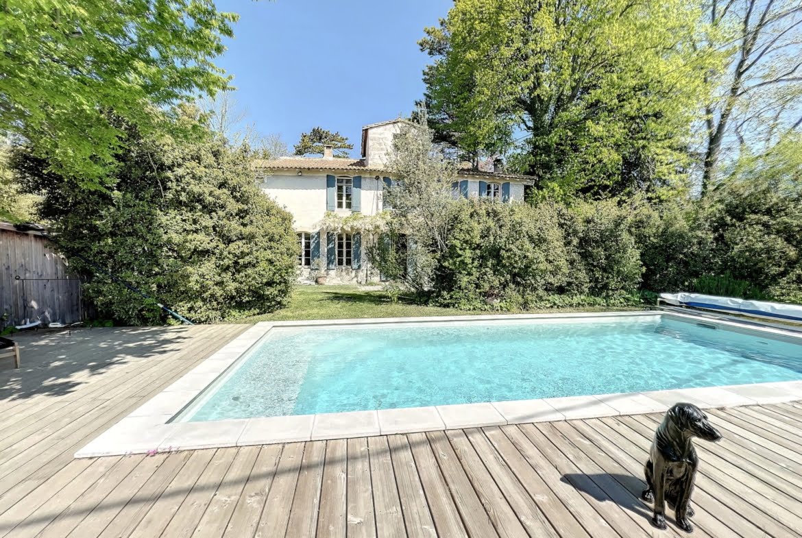 Piscine avec plage en bois du mas en pierres 