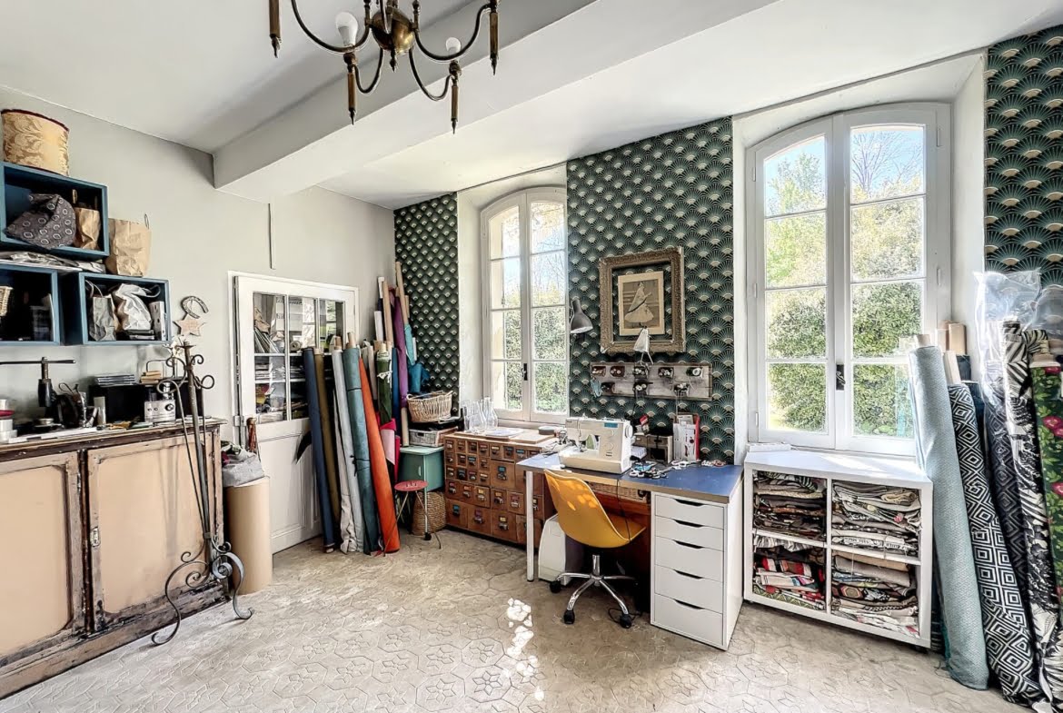 Chambre atelier avec matériel de bricolage au rdc