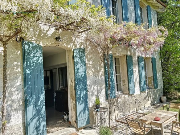 Porte d'entrée avec glycine de ce mas en vente