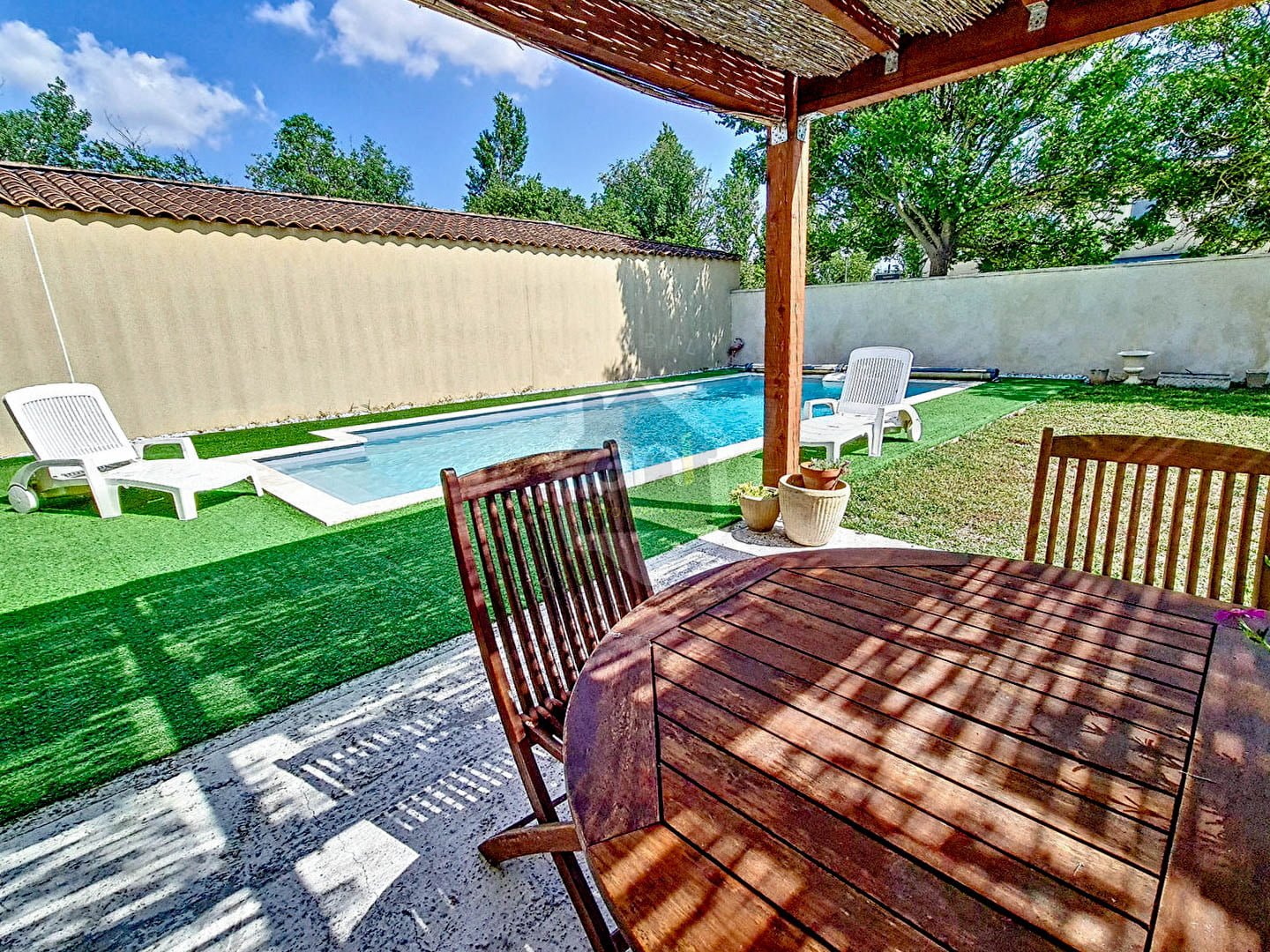 Terrasse couverte avec vue jardin et piscine de la villa en vente à Morières les Avignon