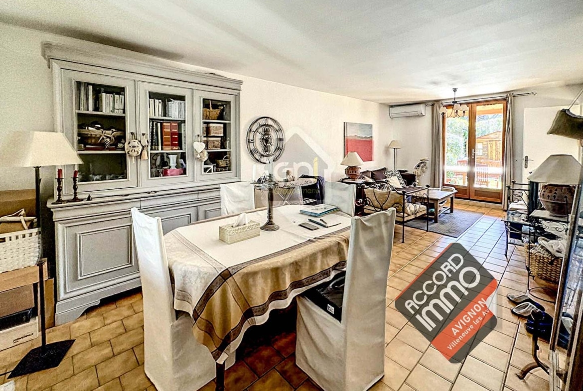 vue du la table de la salle à manger avec ses chaises et son buffet