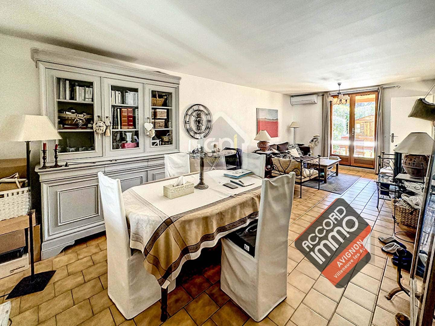 vue du la table de la salle à manger avec ses chaises et son buffet