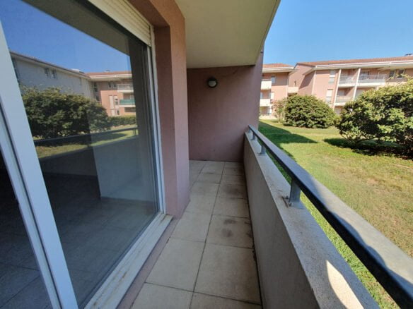 Balcon appartement T2 au RDC donnant sur le jardin en résidence à Montfavet