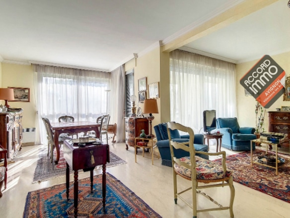 Salon et séjour spacieux de l'appartement dau premier étage avec vue sur rue