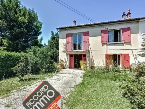 Vue de la maison depuis le portail d'entrée vendu par ACCORD IMMO