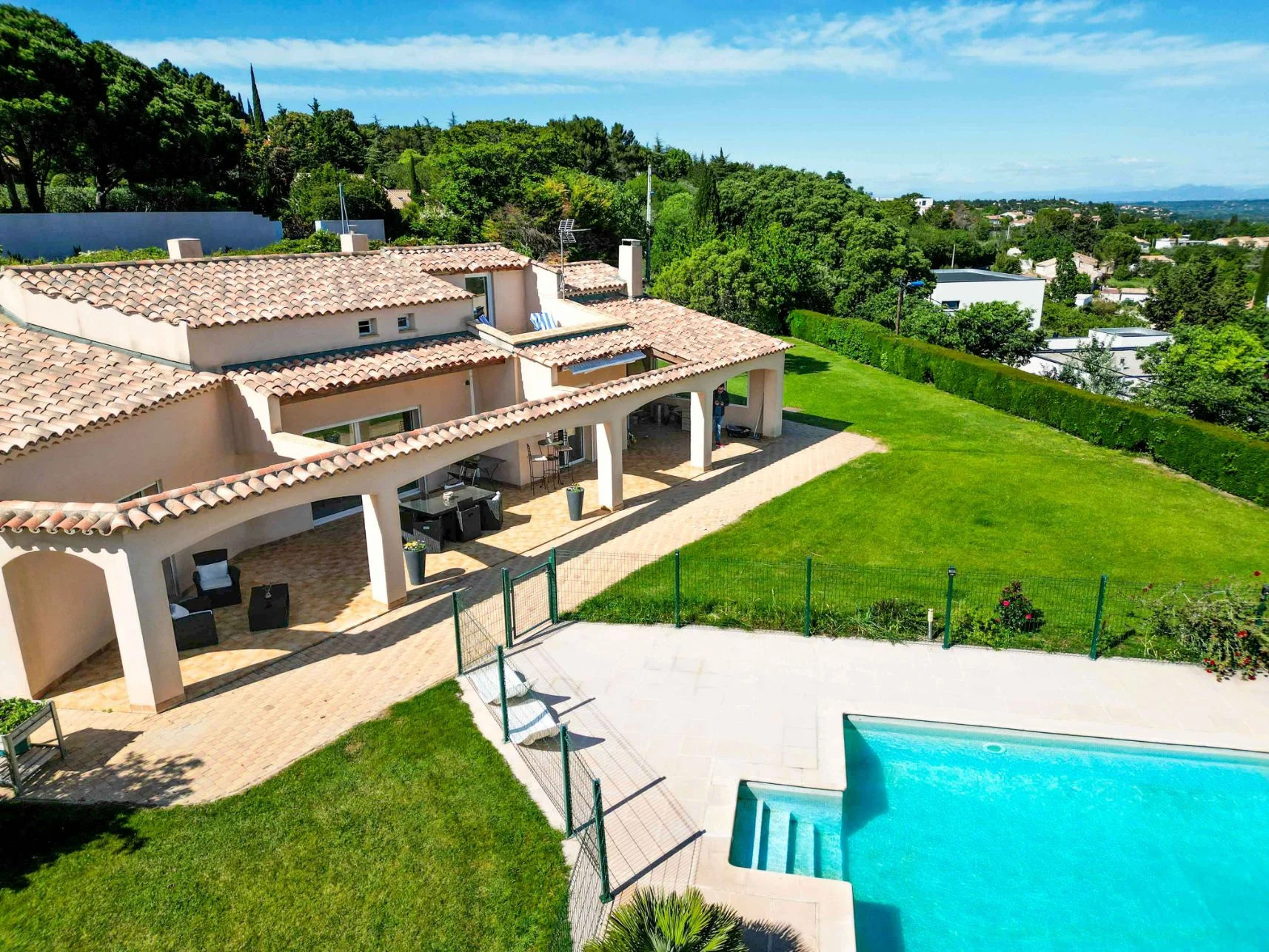 Maison Rochefort du Gard vue panoramique sur grand terrain avec piscine