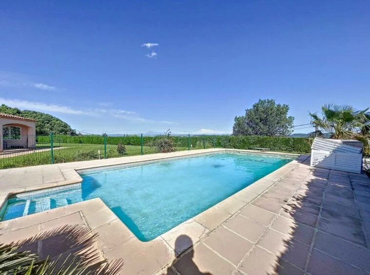Maison Rochefort du Gard vue panoramique sur grand terrain avec piscine