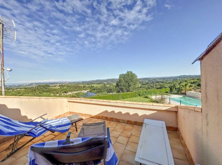 Maison Rochefort du Gard vue panoramique sur grand terrain avec piscine solarium