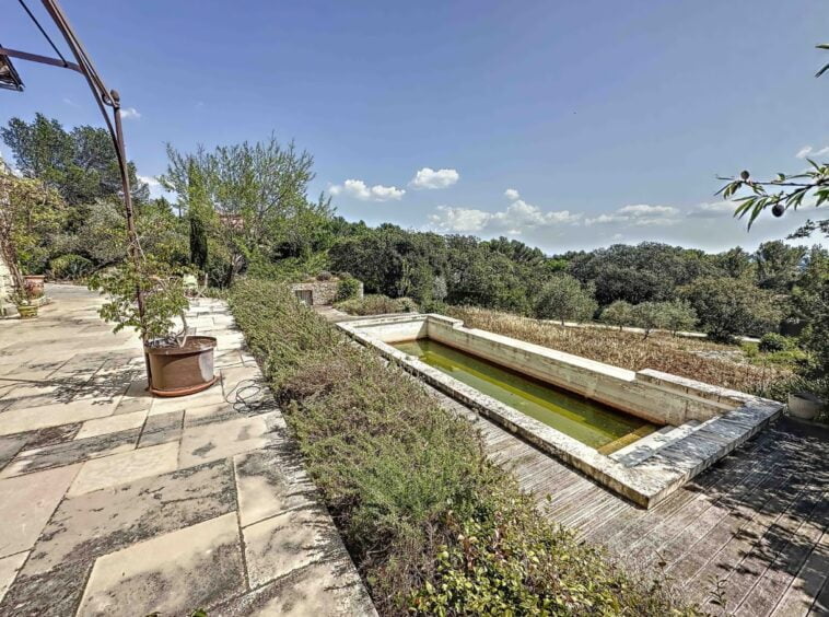 propriété Villeneuve les Avignon sur grand terrain avec piscine