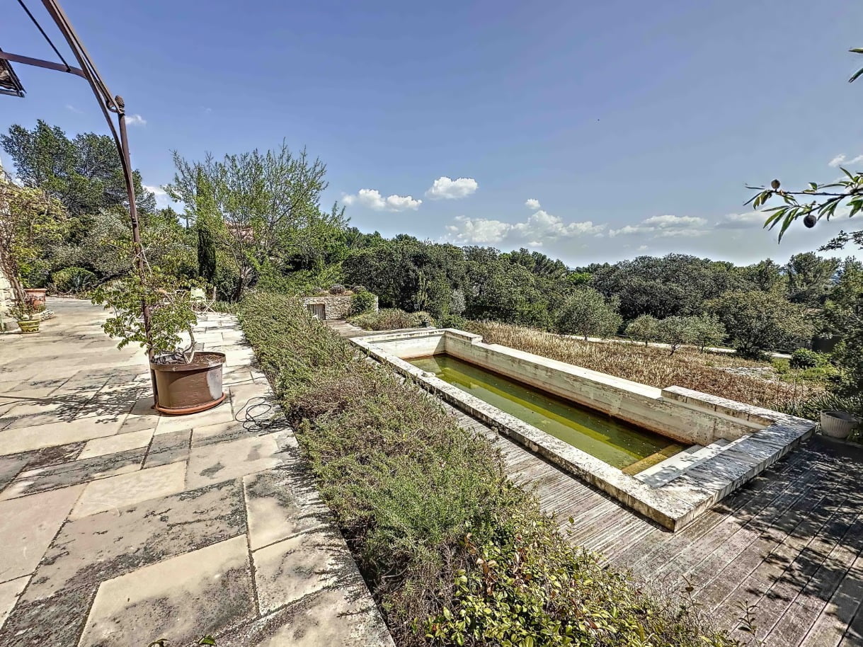 propriété Villeneuve les Avignon sur grand terrain avec piscine