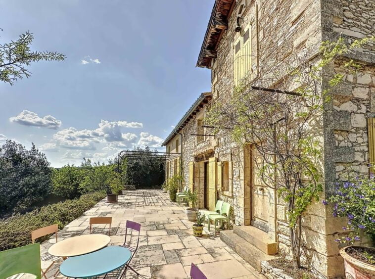 propriété Villeneuve les Avignon sur grand terrain avec piscine terrasse