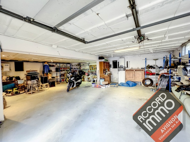 Grand garage avec rangements
