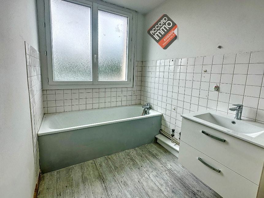 Salle de bains avec baignoire et lavabo