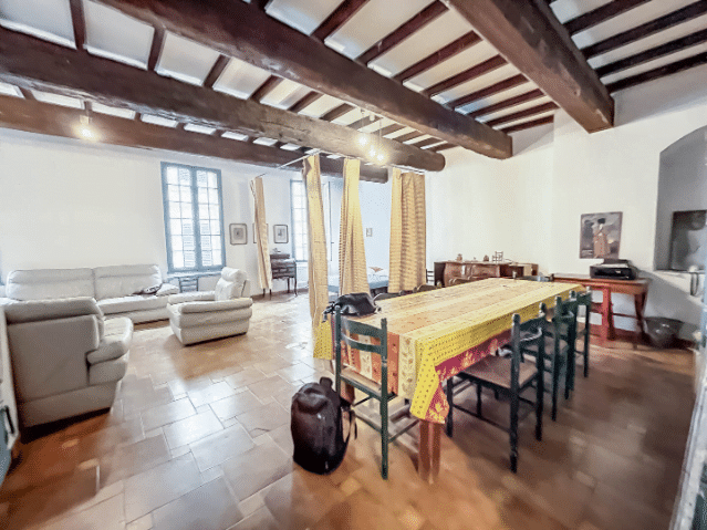 Salon et salle a manger avec poutres apparentes de ce petit immeuble particulier d'Avignon